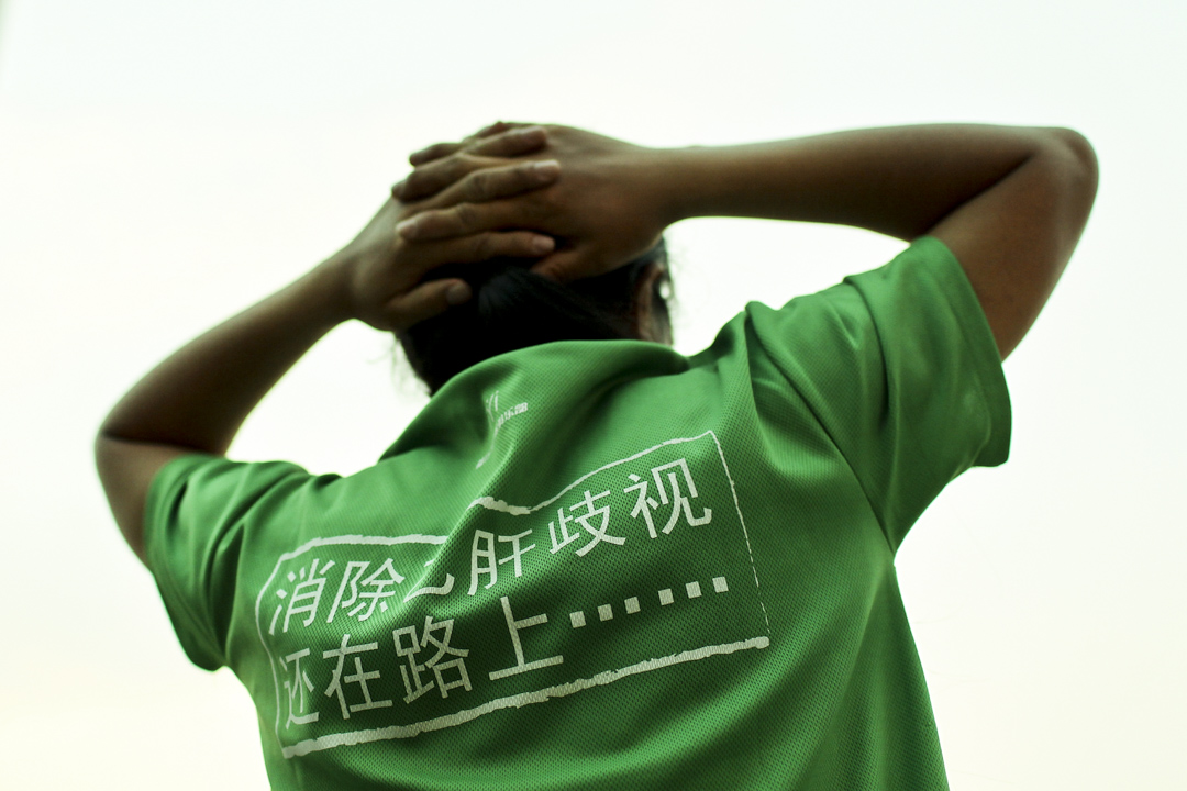 有分析指出,因为公益人头上戴着光环,他们往往被报以最高的道德期待。愈是涉世未深、年龄偏小、单纯、善良的人,愈容易陷入对公益的崇拜,面对某些公益领导人的性骚扰或性侵,愈无所措手足,不能直面侵害。图为雷闯其中一次徒步苦行呼吁降低乙肝用药价格。