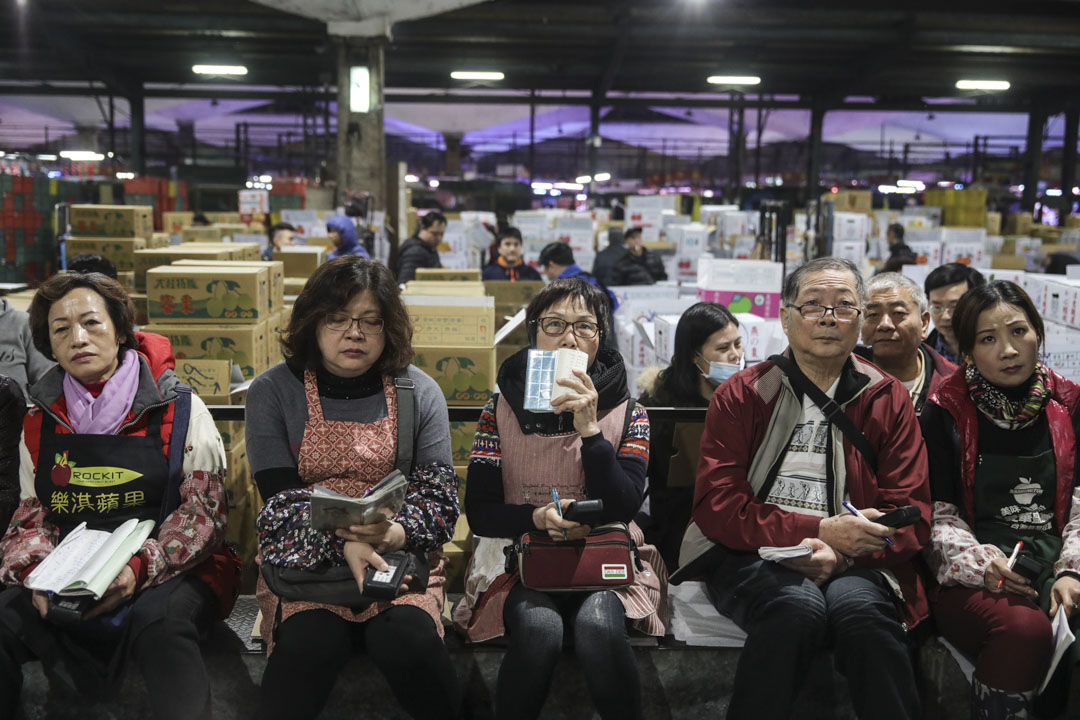 凌晨三時,牽動全台蔬果價格的北農拍賣,拍賣員喊價、承銷商競價,價高者得。