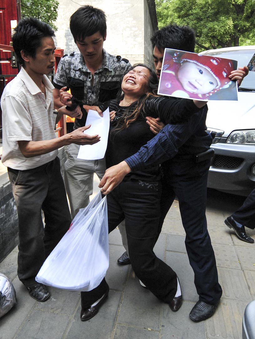 2009年,一位请愿者因孩子食用三聚氰胺奶粉而去世,其后向北京卫生部申诉,情绪激动。