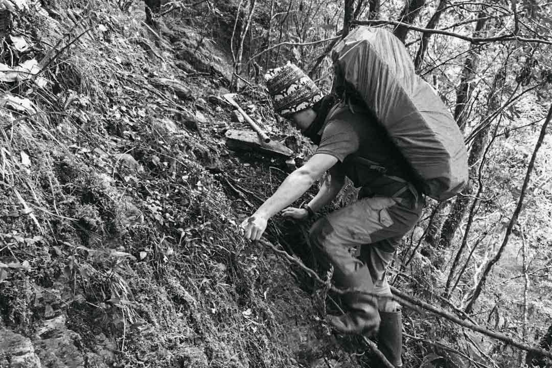 2018年,台湾新竹山区,梁圣岳爬上一处山路。