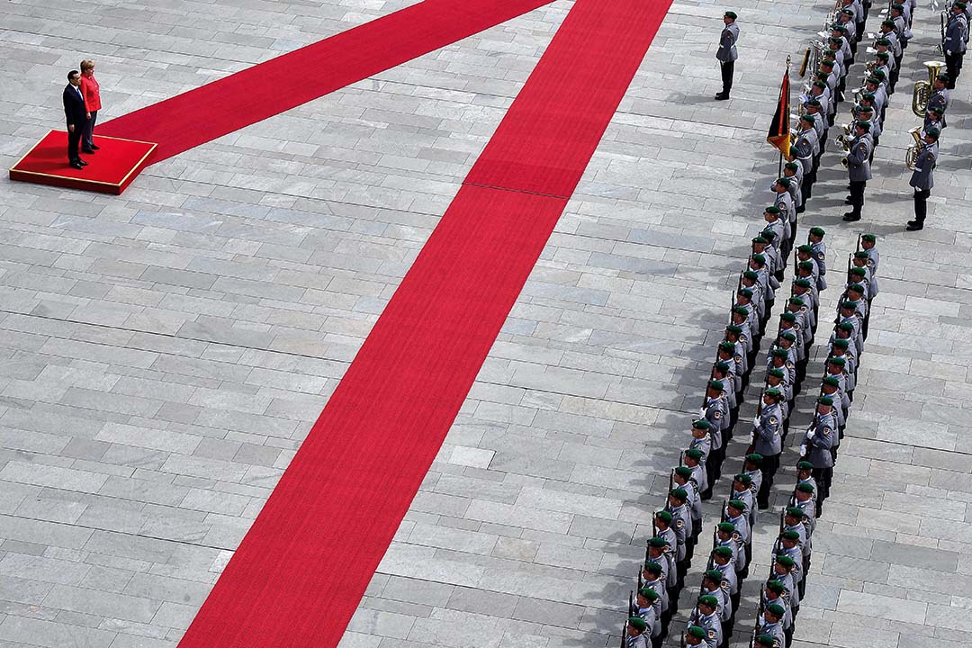 究其本质，是德国对中国政体的不信任：中国最终还是一个漂游在极权主义界线上的威权国家。图为2018年7月9日，德国总理梅克尔和中国总理李克强在德国柏林举行的欢迎仪式上。