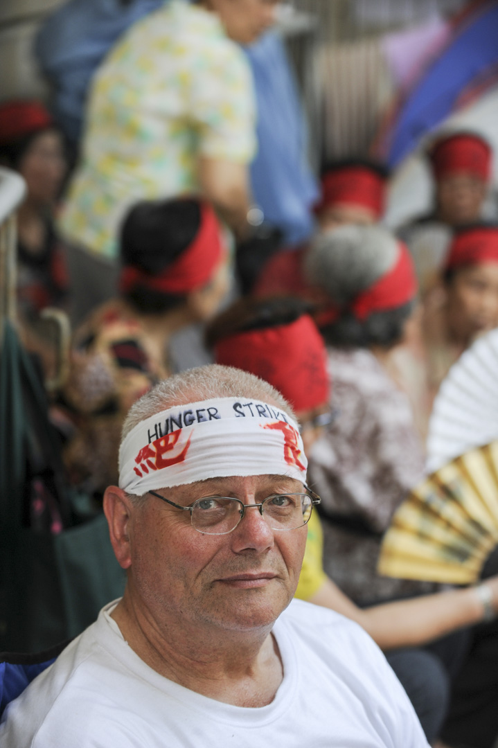 2010年7月20日，甘浩望神父帶領爭取居港權人士在立法會大樓外進行絕食抗議，為香港境外出生的子女尋求居港權。