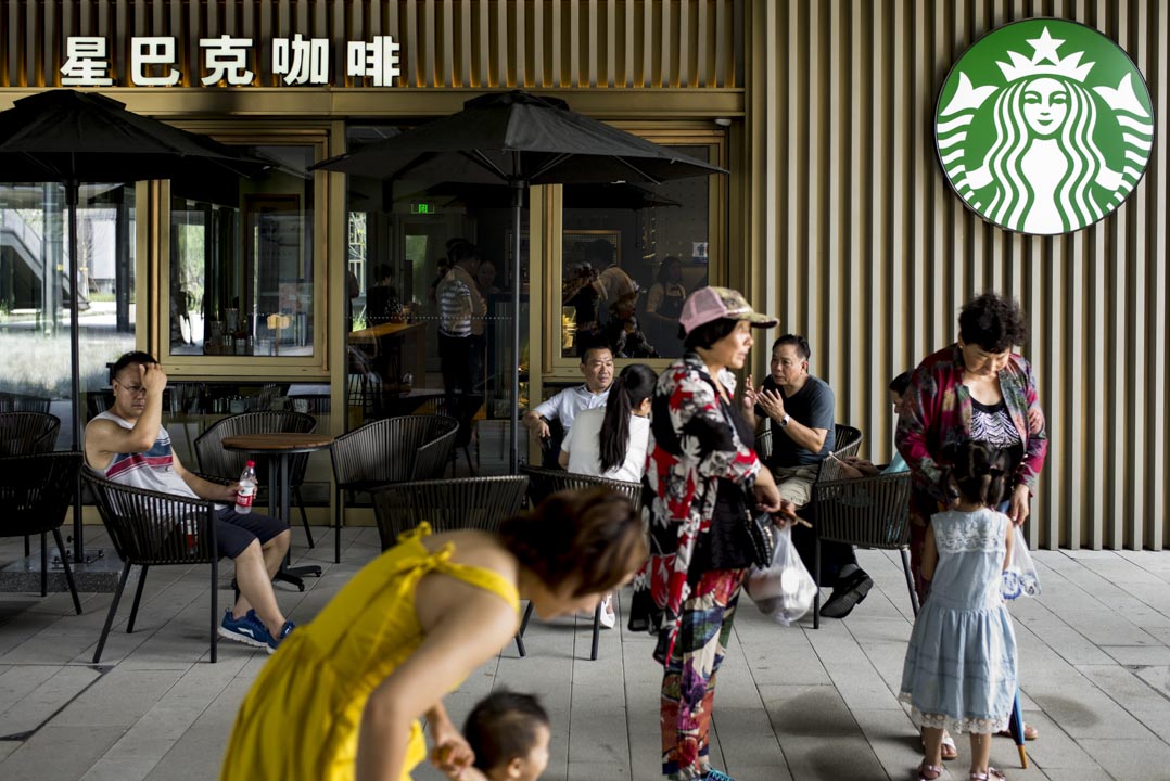 消費園區裏有各類餐廳：賽百味（Subway）、麥當勞和星巴克。