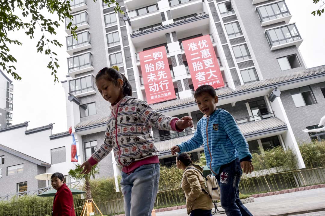 张宝强认为，低生育意愿，主要和高昂的教育、住房成本有关。所谓“房价是最好的避孕药”。图为2015年重庆一个二孩购房优惠巨幅广告。