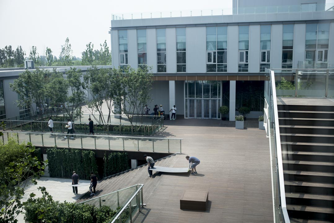 園區內仍有不少建築工人趕工。