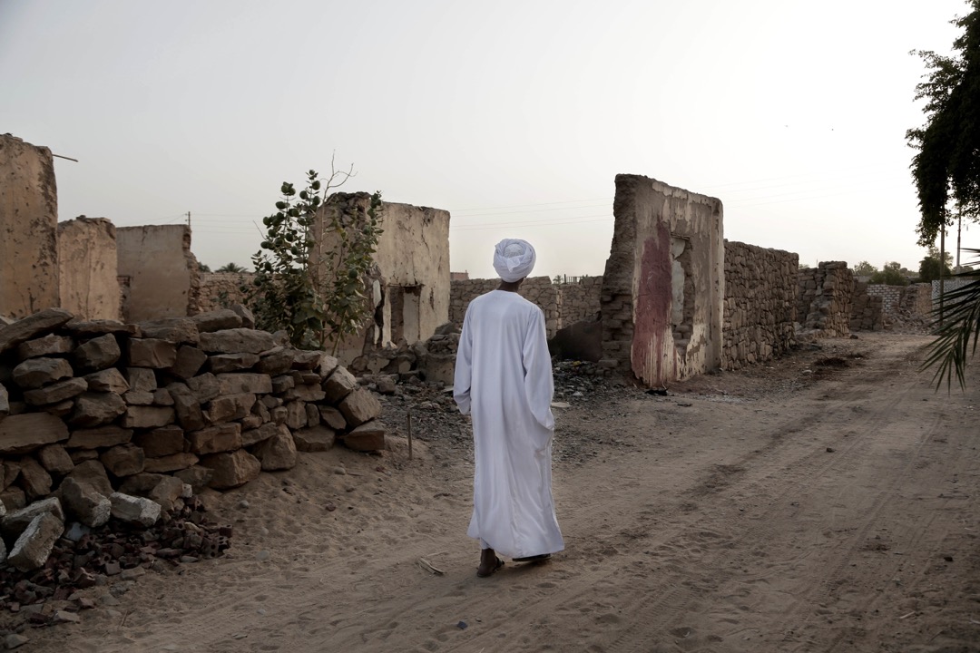 Sheikh Mohammed在家附近走过。跟其他努比亚人一样,Mohammed都是住在埃及政府为赔偿他们迁离家园而建的村落里,埃及政府称这里为“New Nubia(新努比亚)”,但被逼迁的努比亚人却称这里为“Tahgeer”,意思是“流离失所的地方”。