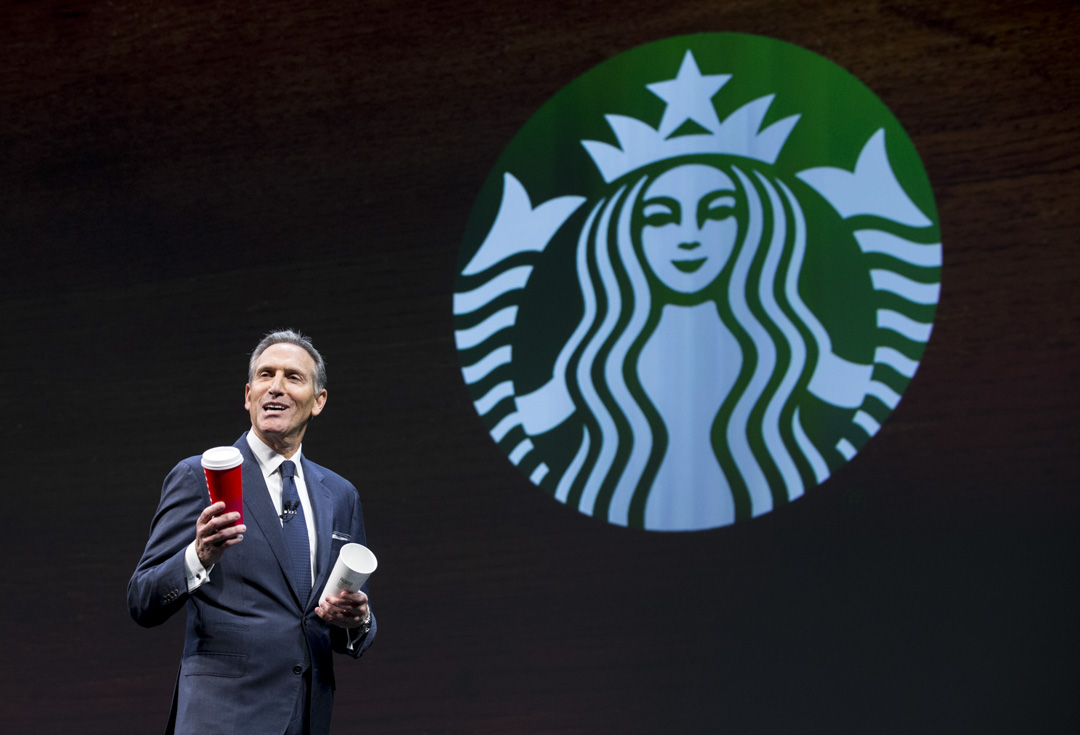 2018年6月，星巴克董事長霍華舒茲（Howard Schultz）突然告別，令人擔心，他為公司注入的精神，乃至組建的團隊，會否也將一點一滴悄悄走樣。圖為2016年，霍華舒茲在星巴克股東大會上。