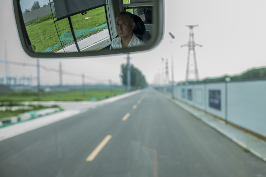 接駁車從接駁處開到中心門口，在一條直路上行駛了3分鐘。 