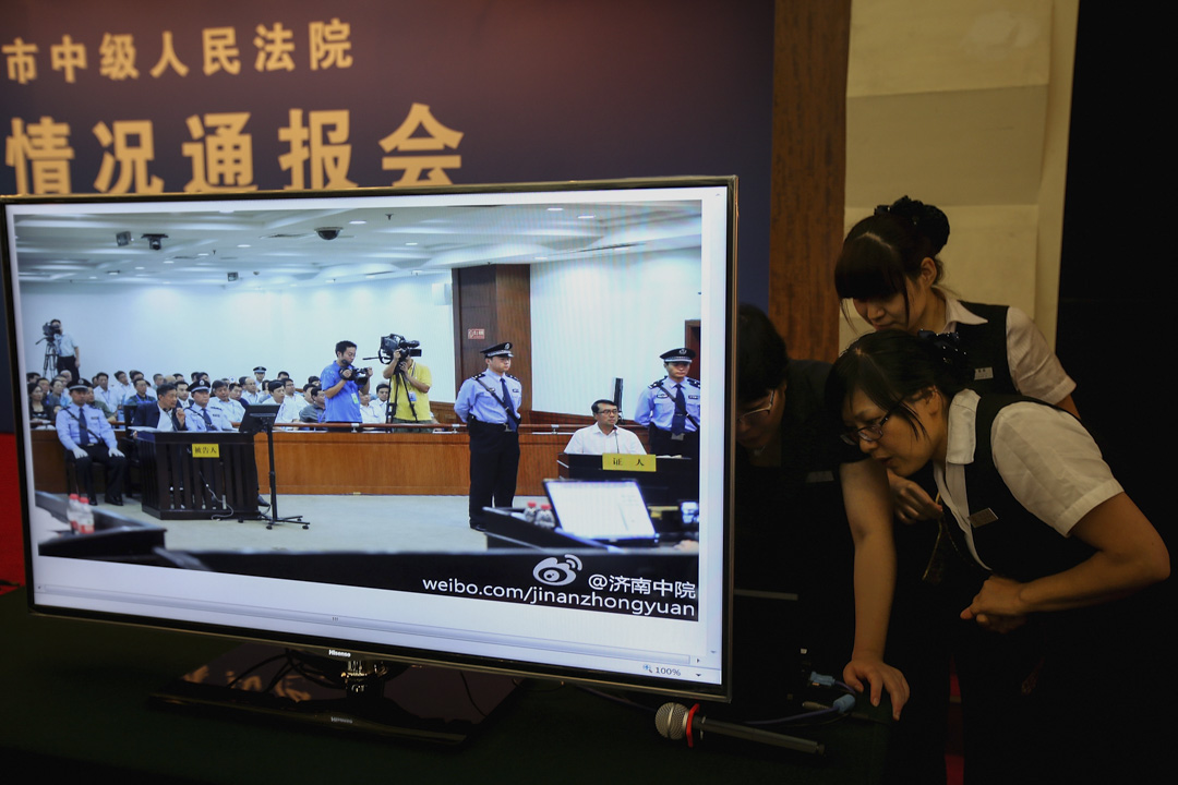 2013年8月24日,濟南中級人民法院審理中共中央前政治局委員、重慶前市委書記薄熙來(左)及重慶前公安局局長王立軍(右)。