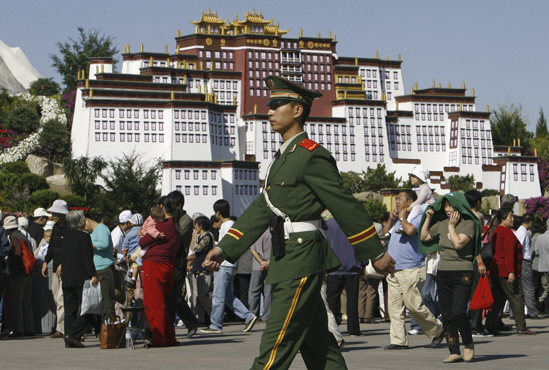 2006年9月,西藏拉薩布達拉宮,一名軍警巡邏。