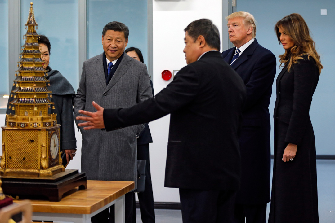 虽然特朗普在上任之初没有兑现竞选时的承诺,立刻与中国撕破脸、向中国发动贸易战,在措辞上对中国也十分客气,但一年下来,中美关系慢慢恶化却是不争的事实。图为2017年特朗普访问中国期间,与国家主席习近平参观北京一间实验室。