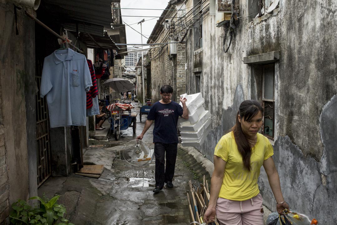 深圳的萬科等大地產商參與城中村做升級改造,令租金上升。對於城中村裏的租戶來說,低工資的工人們較難承受。