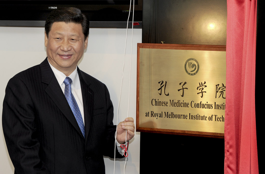 汉密尔顿认为,校方无权决定孔子学院的课程安排、教材选择以及人事任免,这无疑严重破坏了澳大利亚大学的学术自主权。图为2010年6月20日,时任国家副主席的习近平为皇家墨尔本理工大学开设的孔子学院揭幕。