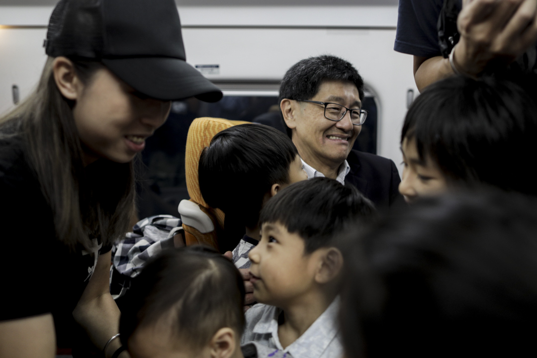 2018年9月23日，港鐵行政總裁梁國權在廣深港高鐵首班列車上與乘客見面和合照。