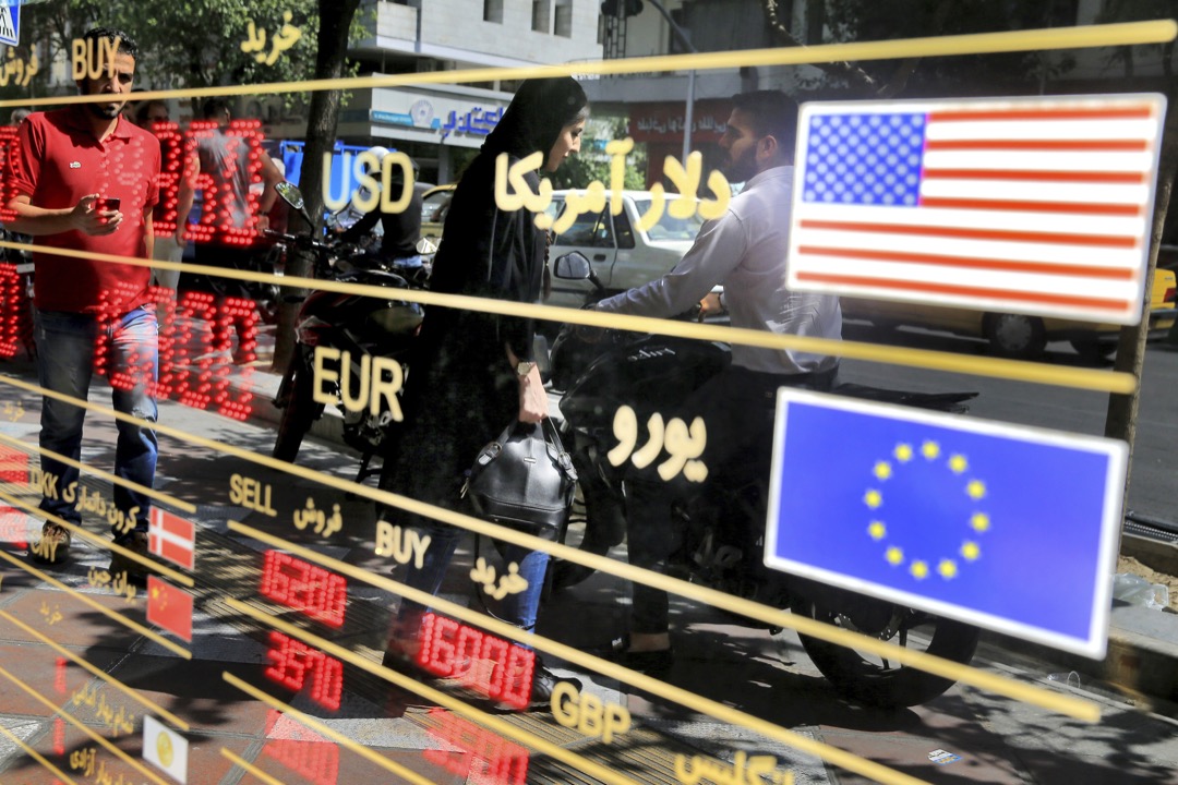 隨著特朗普(川普)宣布退出伊朗核協議(JCPOA)並重新單方面對伊朗施加制裁,伊朗的經濟頓時陷入困境,伊朗貨幣在過去半年內自由落體式地貶值了約50%以上。圖為2018年9月5日伊朗里亞爾貶值至歷史新低,令當地民聚爭相排隊兌換外幣。