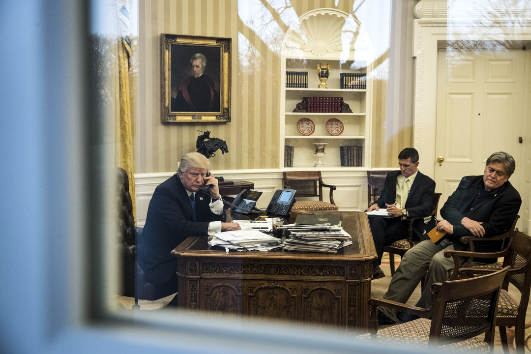 特朗普当选后,即重用“另右”白人民族主义运动主将班农(Steve Bannon),委任他为白宫首席策略师,就任不到三个月,班农便出现失势的迹象,最终在2017年8月下旬被特朗普开除。