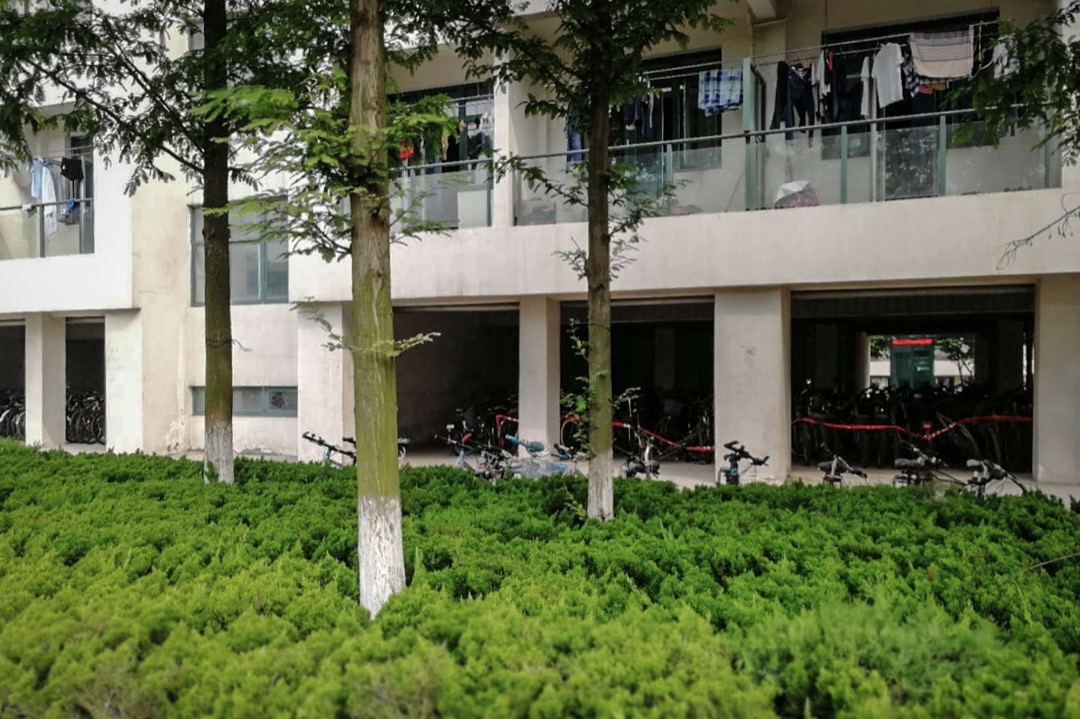 任潇潇还提出,案发现场有多个监控,其中一个正对着案发位置。图为性侵案事发现场,中国石油大学研究生宿舍楼下自行车库。