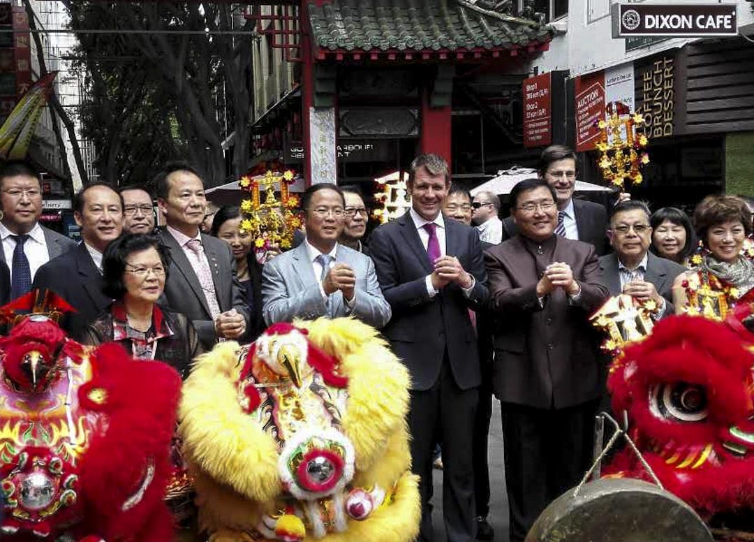 作者认为,黄向墨一方面以捐献澳大利亚政界,结识政要,亦担任具官方背景的“澳大利亚中国和平统一促进会”主席职务,成为当地的华人领袖。图为黄向墨出席一个唐人街活动。
