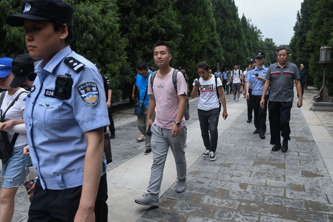 8月5日,陳建民接到警察的電話,要求他理性維權,不要參與非法集會。陳建民知道,非法集會指的是全國難友正在組織中的8月6日進京上訪行動。 圖為2018年8月6日北京,P2P上訪者被警察和保安趕出公園,並帶上公共汽車。