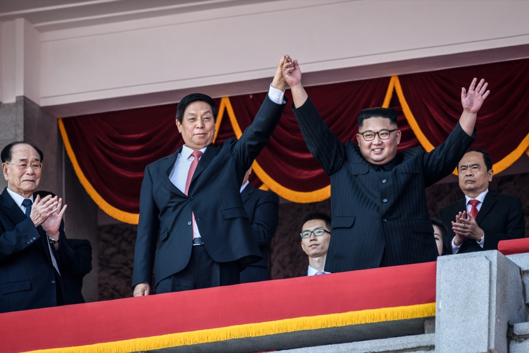 從三月以降,金正恩三訪中國,與習近平政權迅速修補關係。如今看來,金正恩的戰略眼光精準,充分利用美中交惡,將中國做為減弱無核化壓力的槓桿。圖為9月10日北韓國慶70週年閱兵,儀式結束時金正恩攜著中共中央政治局常委栗戰書的手,一起面向人們。
