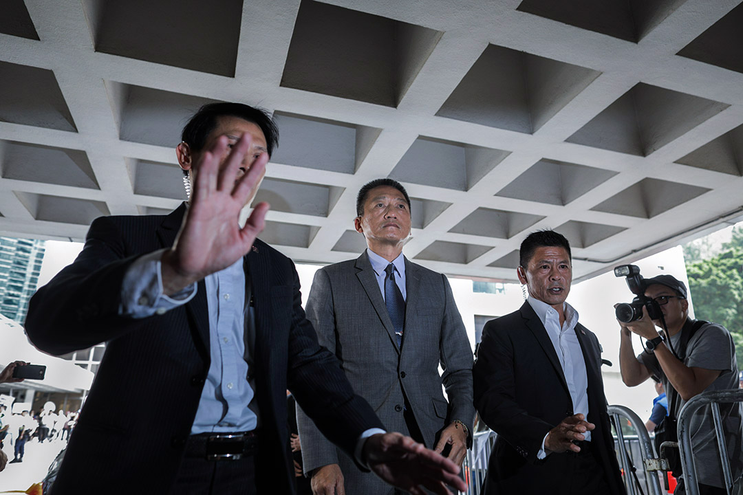 2018年9月14日,香港高等法院驳回退休警司朱经纬就一项“袭击致造成身体伤害罪”的定罪及刑期所提出的上诉,朱经纬须返回监狱继续服刑。图为今天下午朱经纬抵达高院,准备出庭应讯。