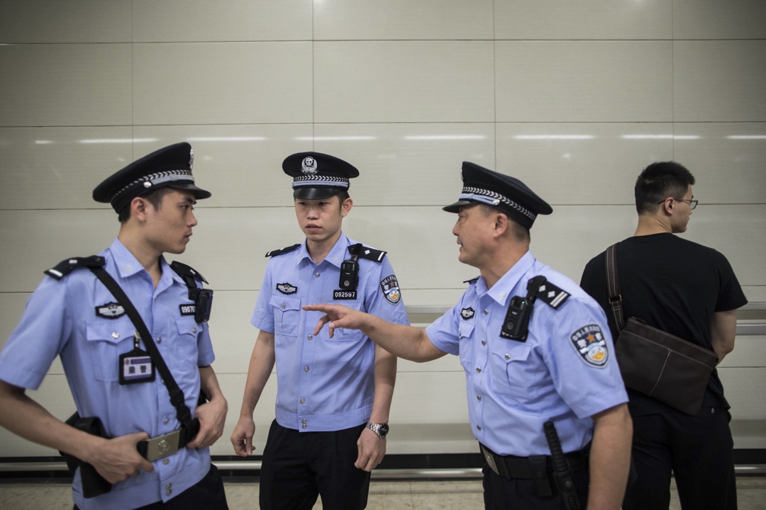 高铁香港段香港西九龙站月台,数名公安在维持秩序。