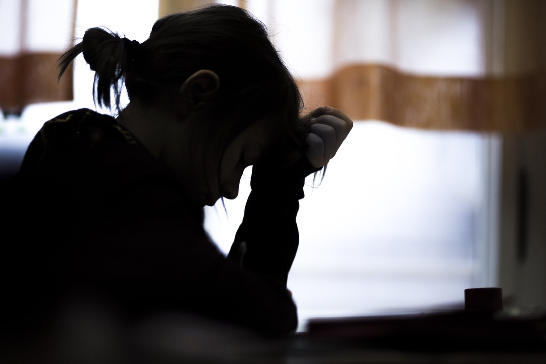 自杀未遂的任潇潇又被送回医院。后来,任家父母把任潇潇带回老家商丘治疗,医生诊断任潇潇是“严重抑郁”,需要休养。示意图片。