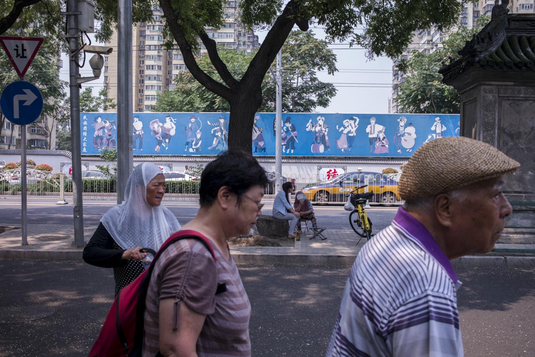 牛街自元代開始形成的三十多條胡同全部消失,取而代之的是40米寬的大馬路。