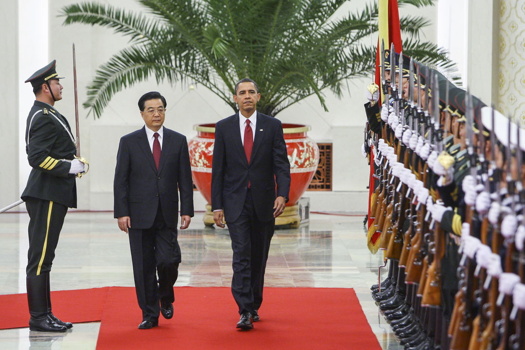 2009年11月17日,美国总统欧巴马访华,在北京人民大会堂与国家主席胡锦涛检阅仪仗队。