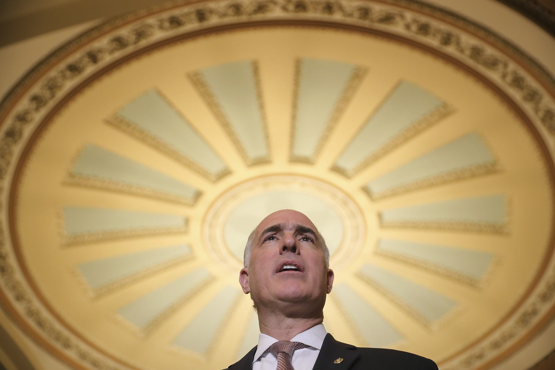 现任参议员小鲍勃·凯西(Bob Casey Jr)是传奇州长老鲍勃·凯西(Casey Sr)之子,作为民主党中反堕胎翼领袖的凯西家向来在天主教人口众多的宾夕法尼亚州(Pennsylvania)吃得开。