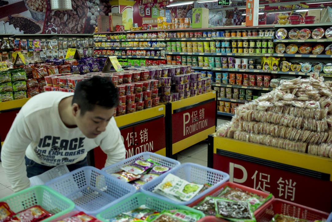 低價商品的銷售數字上漲。從拼多多的走紅，到榨菜、速食麵的熱銷，均被視作消費降級的有力證據，經濟環境下行，人們對廉價商品的需求就會上升。