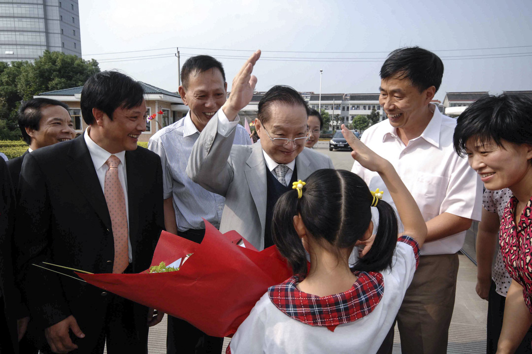 2008年9月17日,金庸書院在浙江海寧奠基,金庸出席奠基儀式。