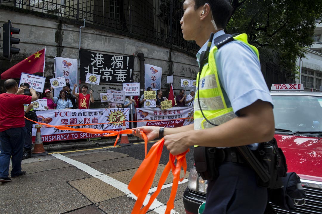 2018年8月14日,香港外國記者會(FCC)邀請陳浩天於午餐會演講,門外有不少反港獨團體到場請願。