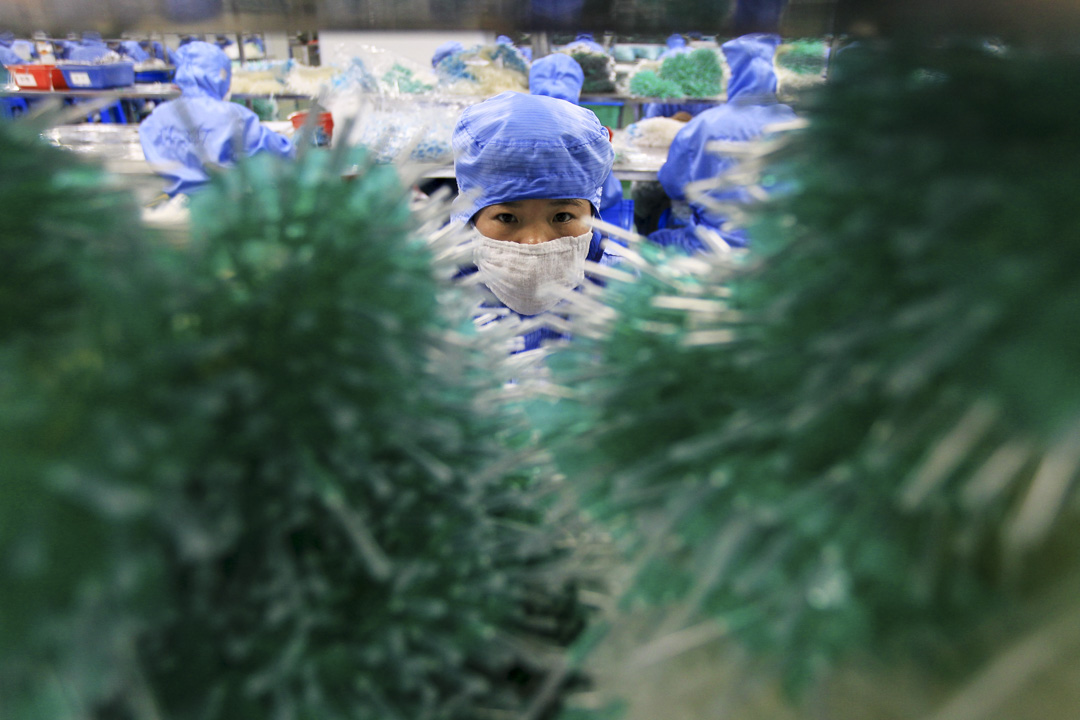 2010年,中國製造業規模問鼎全球,並在隨後數年持續穩居第一。中國國家統計局數據顯示,2017年中國GDP為82萬億元人民幣,製造業佔比近30%,是中國經濟的第一大產業。圖為一家醫療器械公司的車間內,工人們正埋頭加工海外訂單。