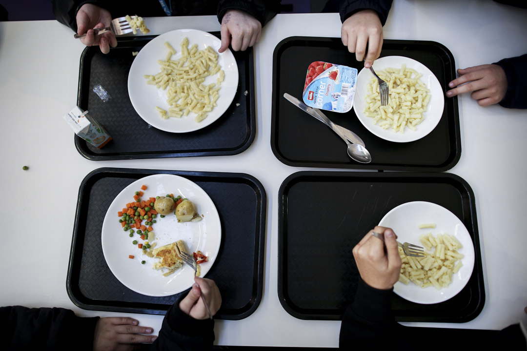 吃飯等於社交,因此在食堂選擇位置至關重要。