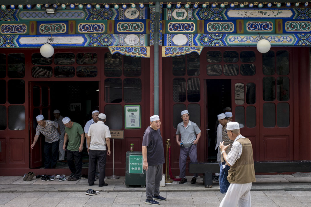 牛街禮拜寺清淨素雅,建築嚴整樸實,廣崇壯麗,不設任何偶像或形象景物,內部裝置簡單。