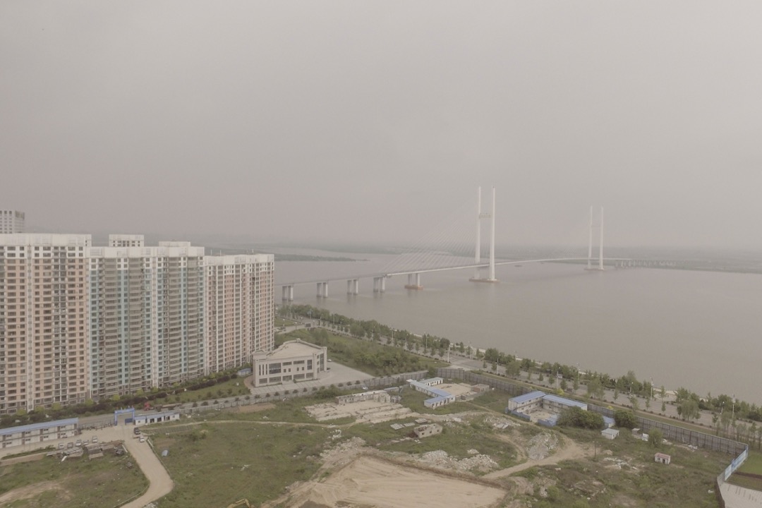 2010年12月新橋動工。但是半島形勢在隨後數年急劇惡化,朝鮮領導人金正恩的多次核試驗也使中方不滿,中朝關係持續降溫。如今新大橋橋體與中方一側引橋已經完成,但朝方新義州一側的引橋卻遲未開工。