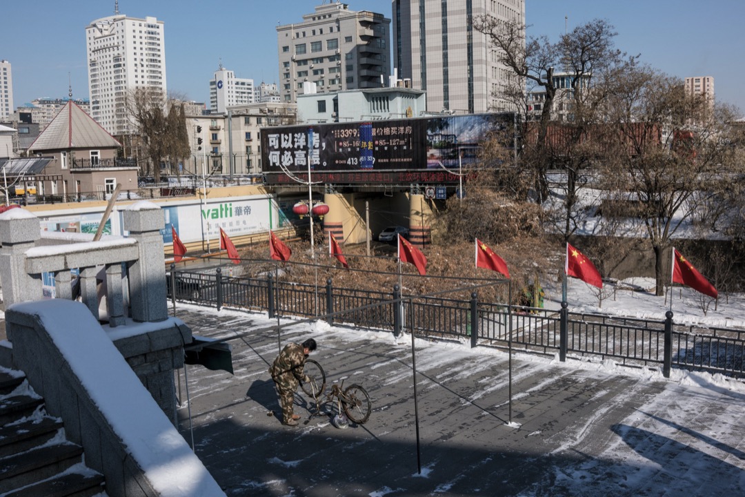 今年5月21日,丹東市政府出台了針對丹東新區的限購政策,不僅提高首付比例至50%以上,還增添外地人員在購買後兩年內不得轉手的限制。同時中美貿易摩擦逐漸升溫,中朝關係的回暖也開始放緩,丹東炒房熱才漸漸平息。