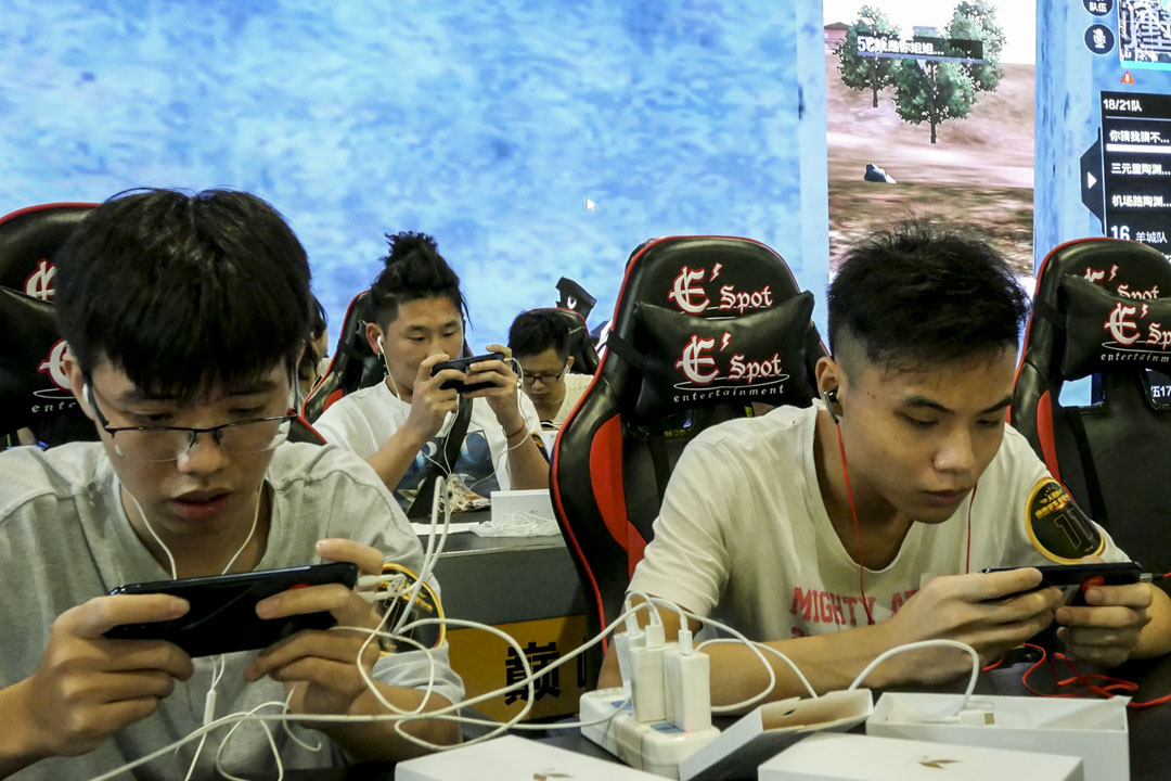 去年人民网就曾连续发文三篇,批评腾讯旗下的游戏《王者荣耀》荼毒青少年,呼吁相关部门加强监管。这个抨击对象今年变成了腾讯旗下的另一款热门游戏《绝地求生》。图为2018年9月14日,广州一个绝地求生大型网游比赛。