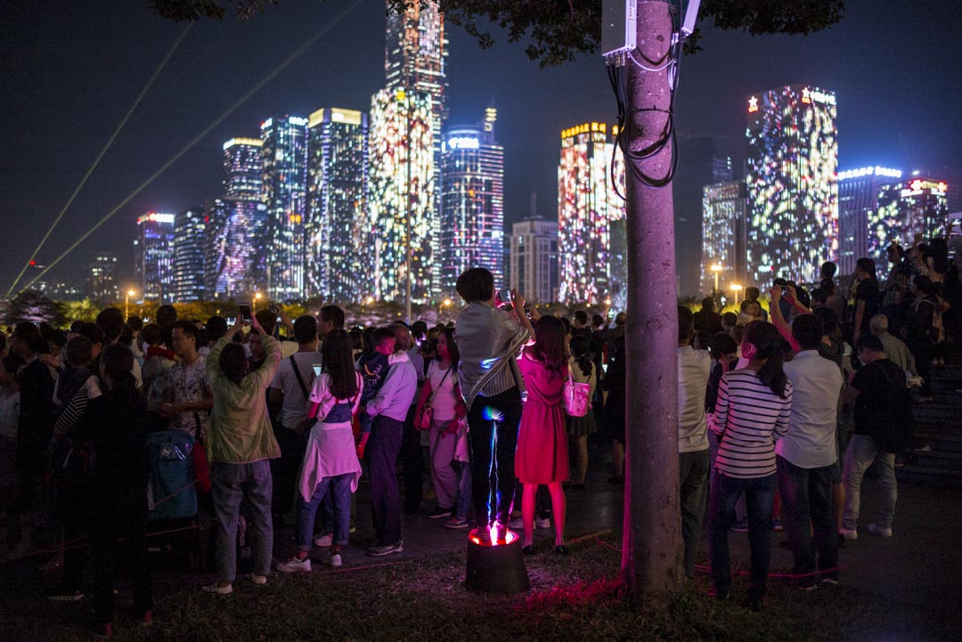 深圳改革开放40周年灯光秀,众多市民在市民广场上欣赏。