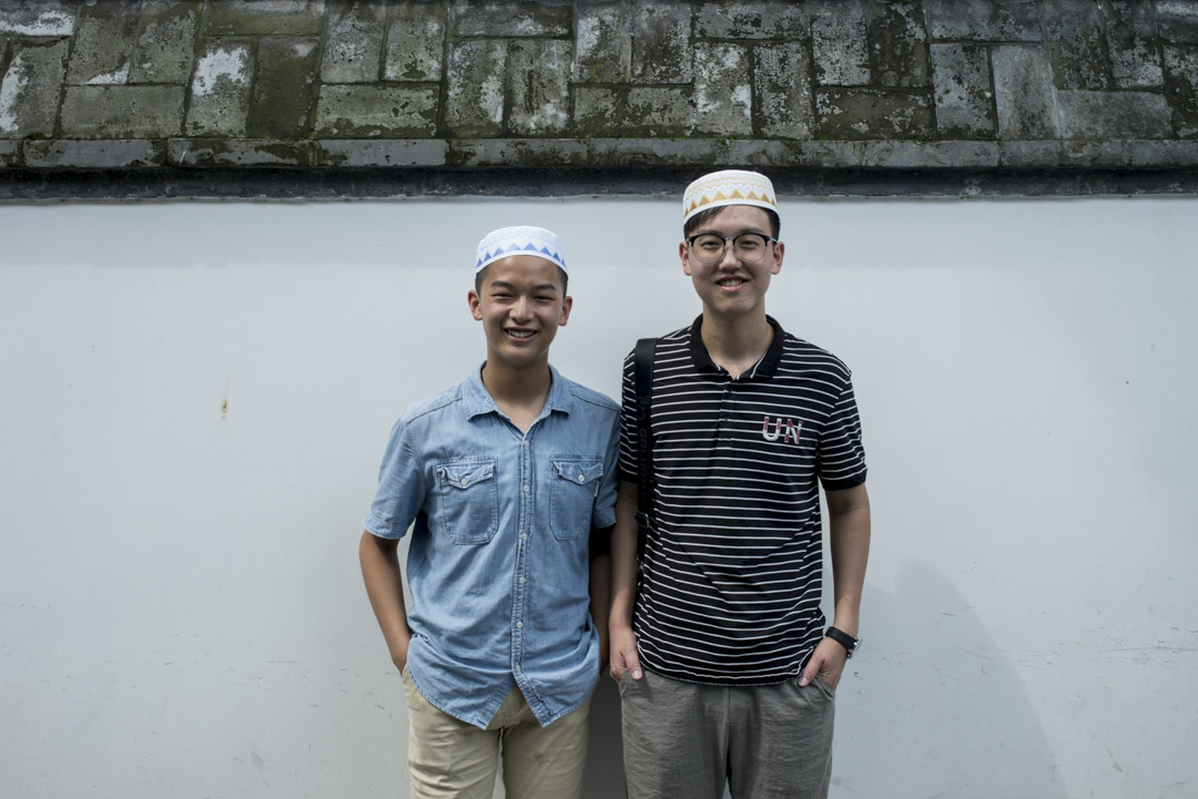 17歲的馬帥和21歲的孫佳航,來自河南,從小聽家人講牛街清真寺,趁暑假過來參觀。