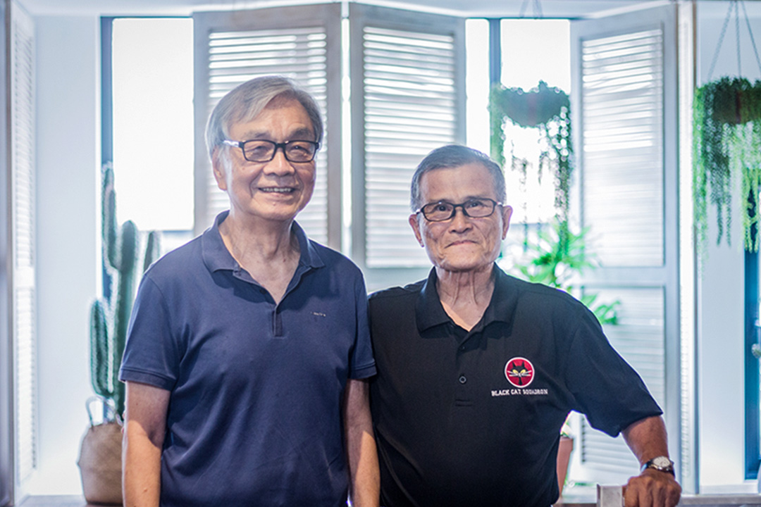 邱松州(左)和蔡盛雄(右),是當年完訓的28名完訓飛行員中的兩位,這28人共執行220次任務,10人殉職,百分之三的飛行任務以被擊落失敗告終。