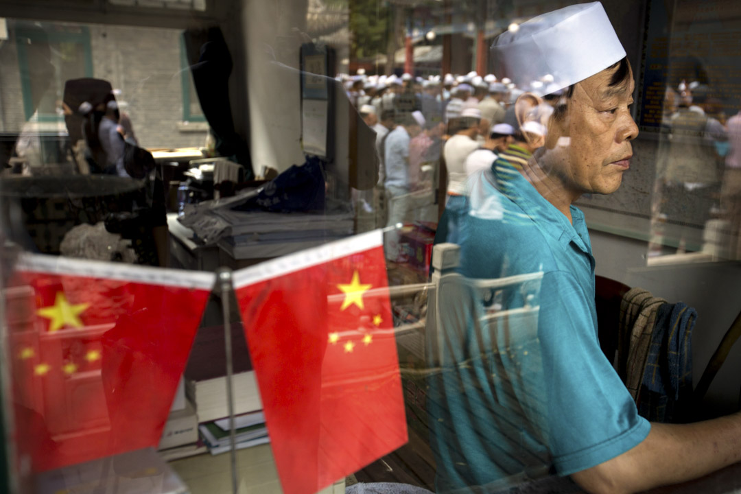 1949年後,中國政府出台了一系列政策引導民族和宗教分離。
