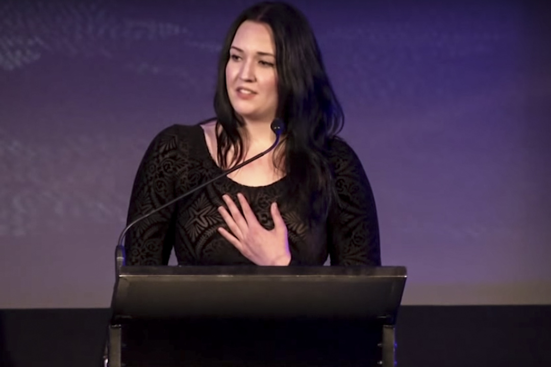 澳大利亞姑娘米莉（Millie Fontana），曾在國會發表演講，反對同性婚姻。她本人，就是在女同性戀家庭長大。
