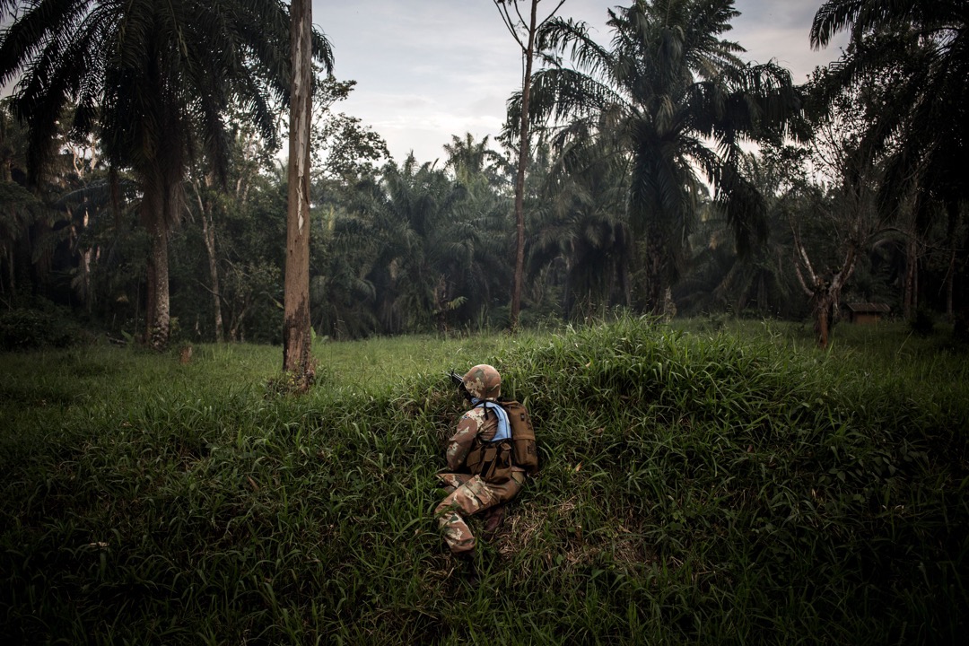 联合国派出维和部队(United Nations Stabilisation Mission in the Democratic Republic of the Congo,简称MONUSCO)协助搜捕,图为穿上蓝背心的维和部队士兵。