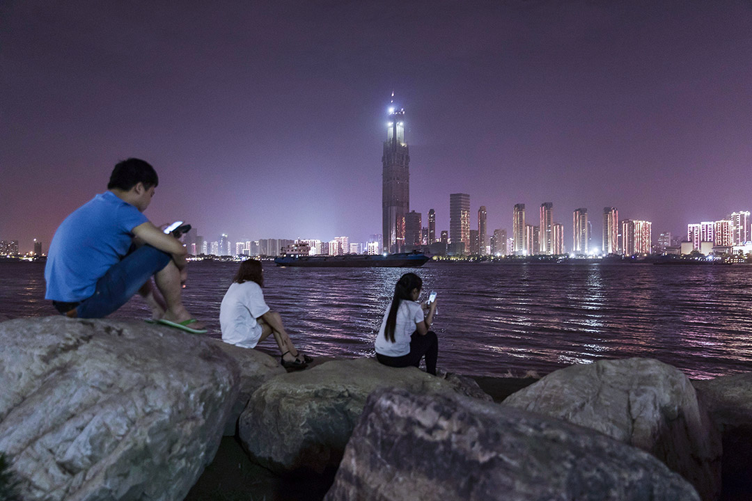 中国经济增长一直以来的反常之处,是投资拉动占异常的高比例。但近几年,消费对经济增长拉动的涨幅明显。图为武汉。