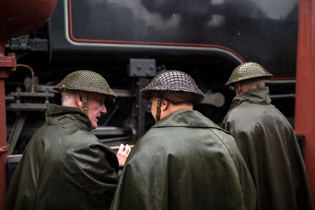 有民众以当年英国士兵装扮在高斯兰车站(Goathland Station)等候列车。