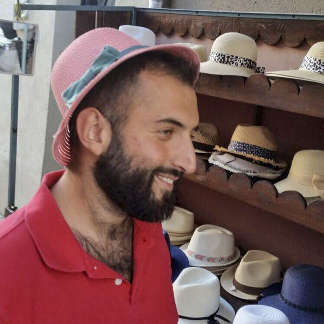 奈登（Nathan Boumendil）今年29歲，在法國南部一個猶太家庭出生，父親是同性戀，在他四歲時和媽媽離婚，後追隨當時男友，也就是現在的丈夫，北上來到巴黎。