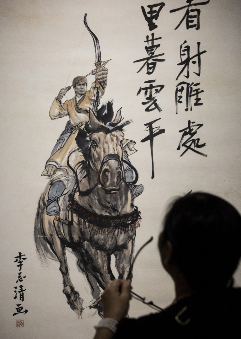 自命正義也是官府的特徵,在金庸武俠小說裏,江湖比自命正義的官府好,江湖中人性化、亦正亦邪的俠客,又比自命正義的基本教義派正道中人好。