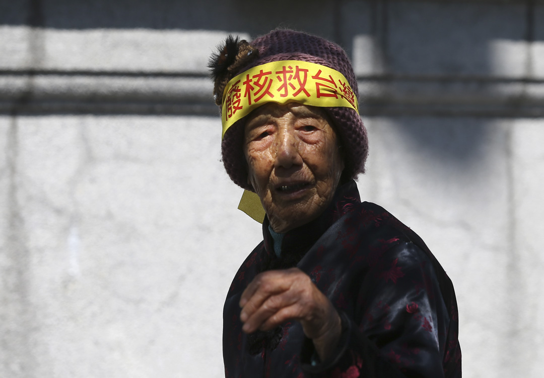 “以核养绿”公投,提案内容主要为废除现行《电业法》中“核电厂需在2025年前全部停止运转”的条文。公投主文及背后继续沿用核电的论述,再次开启拥核、反核两方的战火。